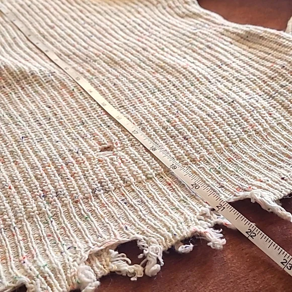 ⭐ $5 ⭐  Destroyed/Frayed Cream Turtleneck Sweater Size Medium - Picture 10 of 10